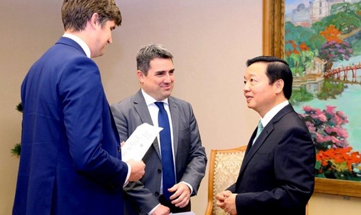 Phó Thủ tướng Trần Hồng Hà trao đổi với ông Tibor Stelbaczky (thứ 2 từ trái sang) và ông Chris Taylor. Ảnh: VGP