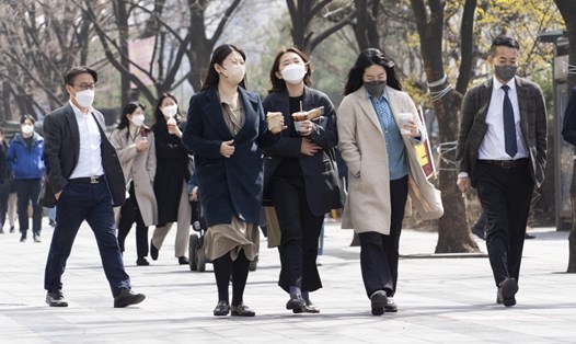 Người dân, du khách đi bộ trên đường phố Seoul, Hàn Quốc. Ảnh: Xinhua