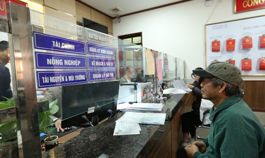 Công dân đến giải quyết thủ tục hành chính tại công sở ở Hà Nội. Ảnh: Hải Nguyễn