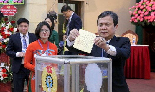 Các đại biểu thực hiện bầu cử tại Đại hội Công đoàn ngành Giao thông Vận tải Hà Nội. Ảnh: Mai Quý