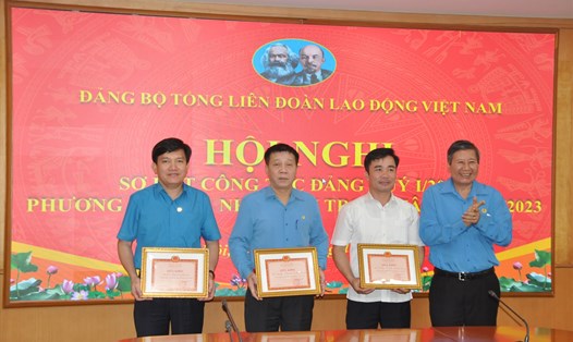 Bí thư Đảng uỷ Tổng LĐLĐVN Trần Thanh Hải (ngoài cùng bên phải) trao giấy khen tới 3 tập thể. Ảnh: Quế Chi