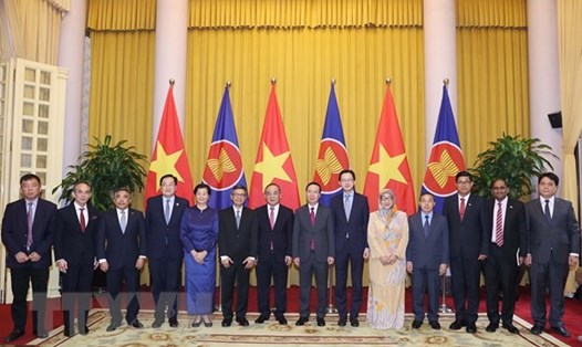 Chủ tịch nước Võ Văn Thưởng, Đại sứ các nước ASEAN và các đại biểu tham dự. Ảnh: TTXVN