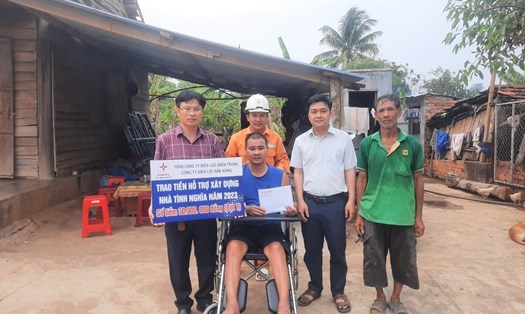 PC Đắk Nông trao tiền hỗ trợ xây dựng gia đình nghĩa cho hộ ông Trần Thanh Nghiệp, thường trú tại thôn Đắk Xuân, xã Đắk Drô, huyện Krông Nô. Ảnh: Tâm An