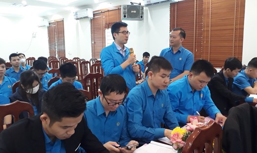 Cán bộ công đoàn cơ sở trao đổi về các tình huống cụ thể trong hoạt động công đoàn. Ảnh: CĐ các KCN tỉnh Bắc Giang