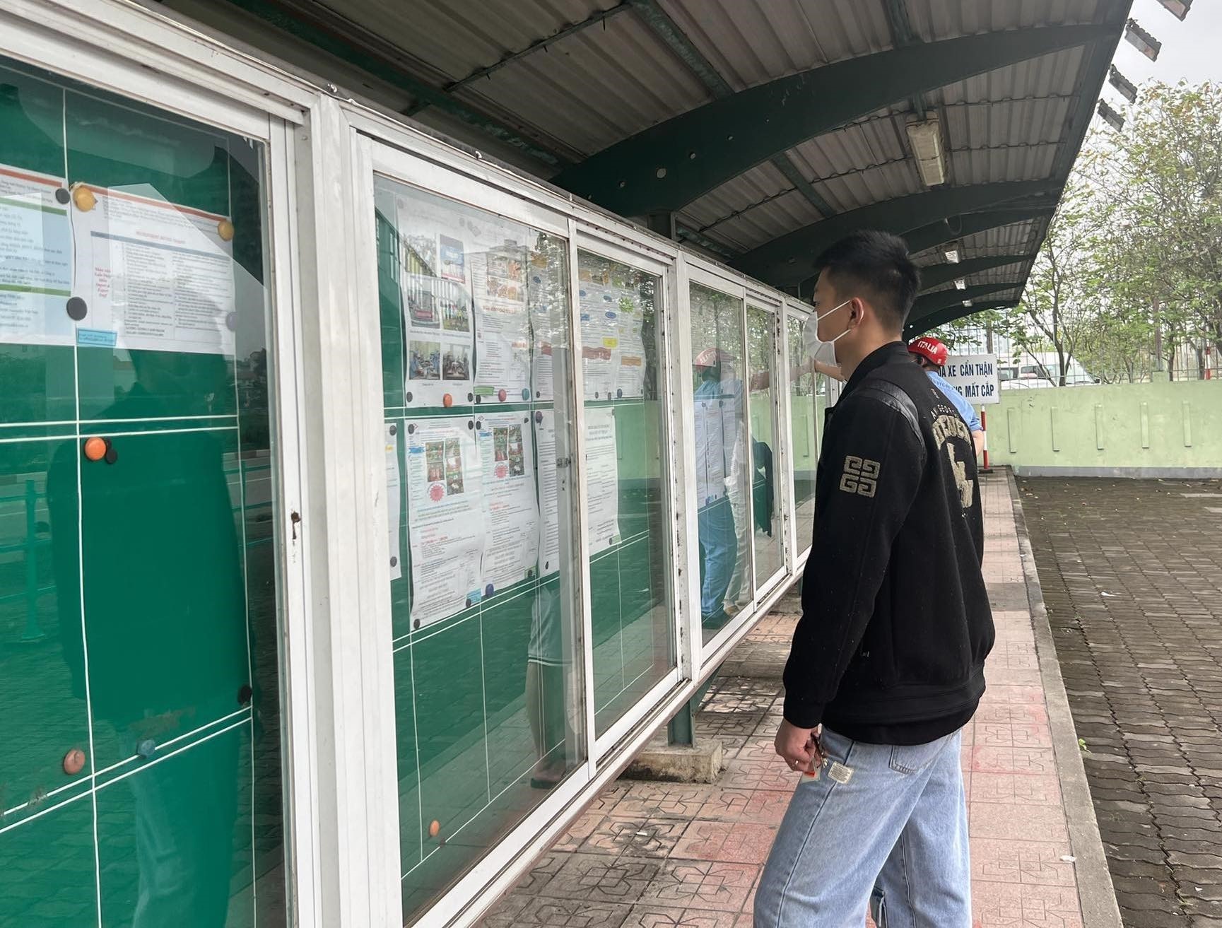 Công nhân đi tìm việc ở bảng tuyển dụng tại Khu công nghiệp Thăng Long. Ảnh: Minh Hương