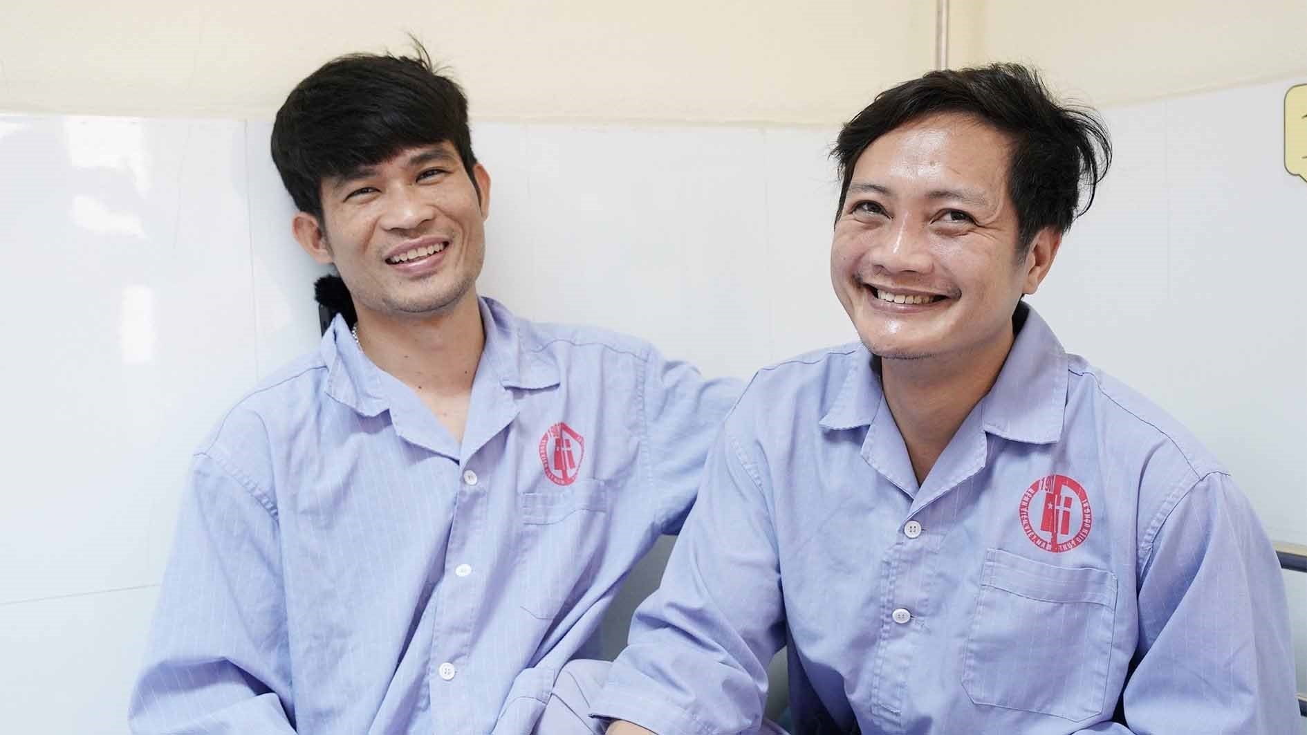 Hai công nhân mỏ và niềm vui sau khi được cứu sống. Ảnh: Phạm Cường