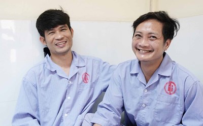 Hai công nhân mỏ và niềm vui sau khi được cứu sống. Ảnh: Phạm Cường