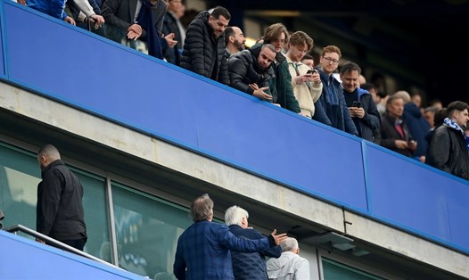 Cổ động viên Chelsea phản đối Todd Boehly trong trận đấu với Brighton.  Ảnh: Sky Sports