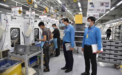 Công đoàn Khu kinh tế Hải Phòng kiểm tra việc thực hiện chính sách pháp luật, công tác an toàn vệ sinh lao động tại doanh nghiệp. Ảnh: Công đoàn Khu kinh tế Hải Phòng