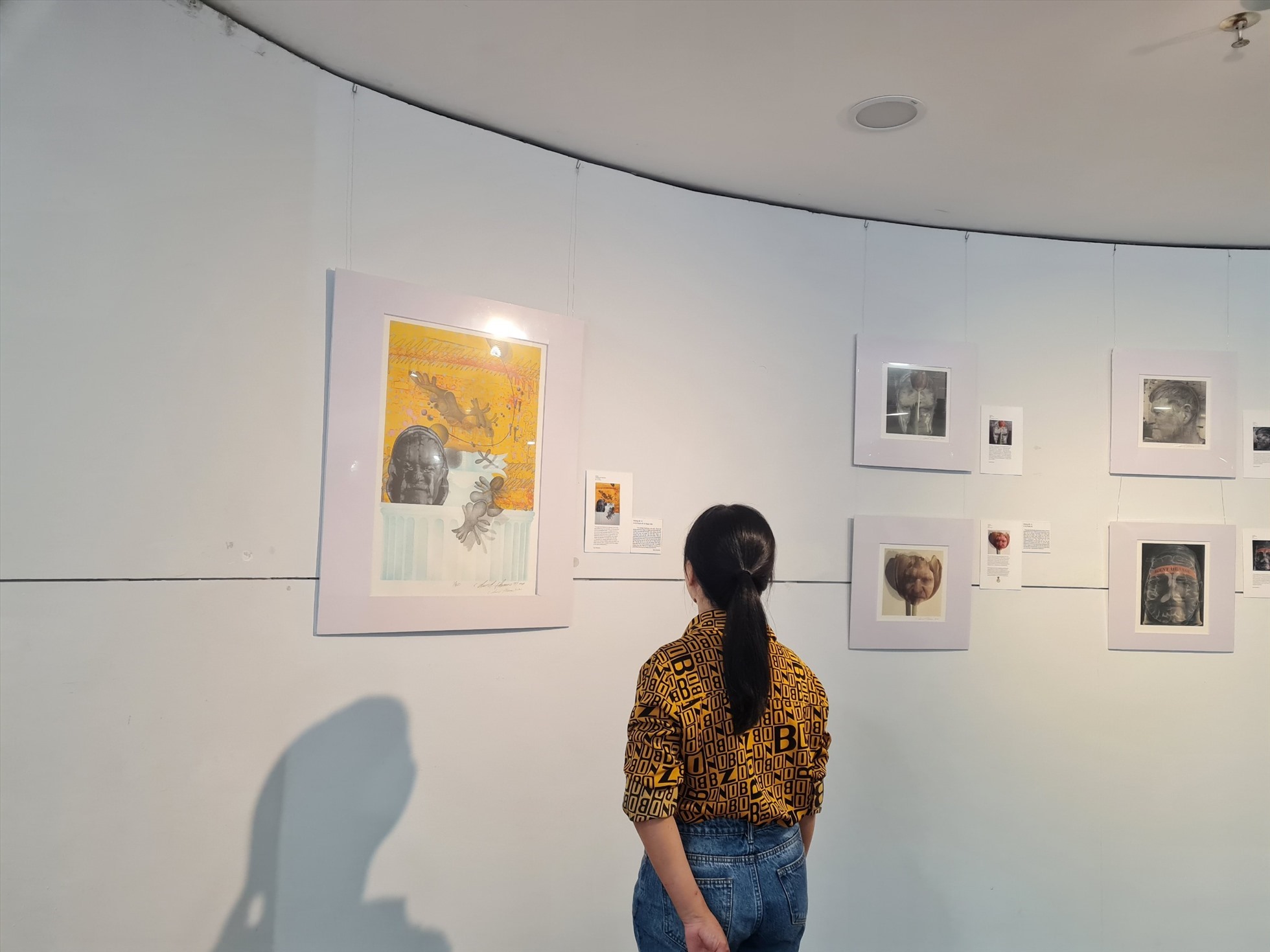 Một góc triển lãm “Finding Parkinsons của David Thomas và Tranh đồ họa của nhóm nghệ sĩ Boston”. Ảnh: Nguyễn Thị Trinh