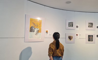 Một góc triển lãm “Finding Parkinsons của David Thomas và Tranh đồ họa của nhóm nghệ sĩ Boston”. Ảnh: Nguyễn Thị Trinh