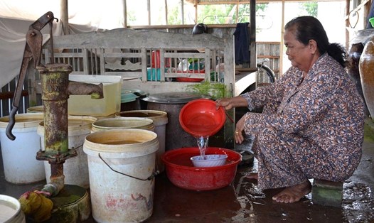 Nước sạch tại vùng U Minh hạ, tỉnh Cà Mau vào mùa khô khan hiếm. Ảnh: Trúc Đào