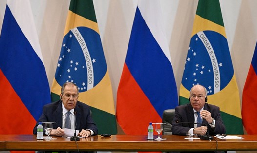 Ngoại trưởng Nga Sergei Lavrov (trái) và Ngoại trưởng Brazil Mauro Vieira họp báo tại Brasilia, ngày 17.4.2023. Ảnh: AFP