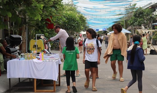 Đông đảo du khách đến tham gia các hoạt động tại chợ phiên làng chài Tân Thành (TP Hội An). Ảnh: Nguyễn Linh