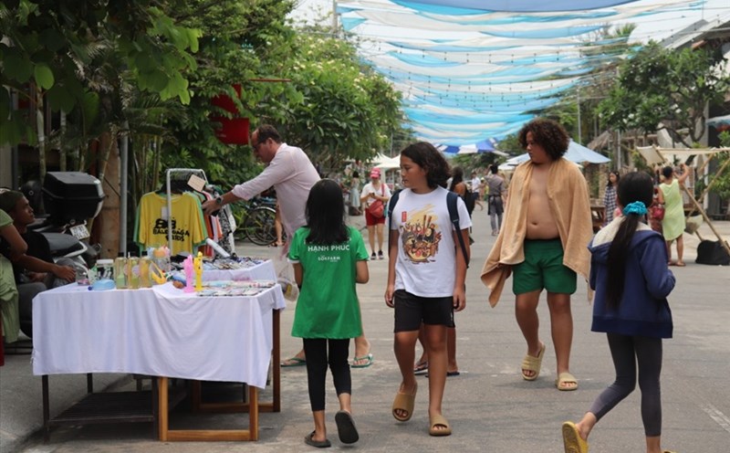 Đông đảo du khách đến tham gia các hoạt động tại chợ phiên làng chài Tân Thành (TP Hội An). Ảnh: Nguyễn Linh
