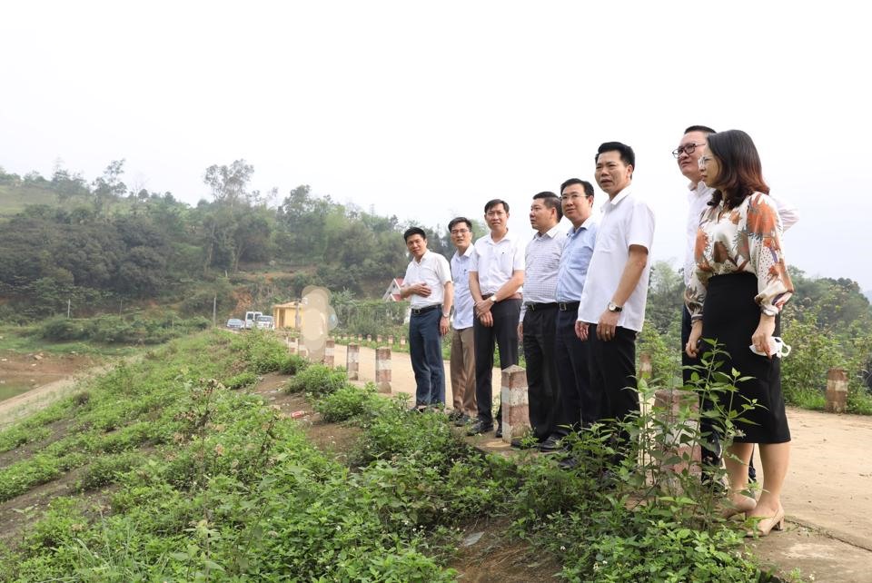 Đoàn khảo sát một số công trình, dự án cơ sở hạ tầng trên địa bàn xã Đông Xuân, huyện Quốc Oai. Ảnh: Phạm Đông