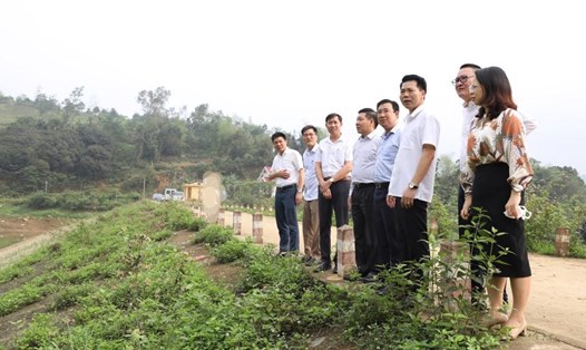 Đoàn khảo sát một số công trình, dự án cơ sở hạ tầng trên địa bàn xã Đông Xuân, huyện Quốc Oai. Ảnh: Phạm Đông