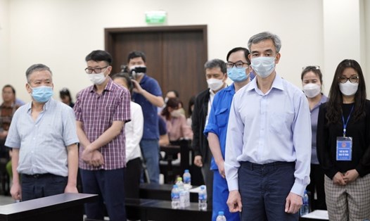Cựu Giám đốc Bệnh viện Tim Hà Nội Nguyễn Quang Tuấn (ngoài cùng bên phải) và các bị cáo trong phần Viện Kiểm sát luận tội. Ảnh: Việt Dũng
