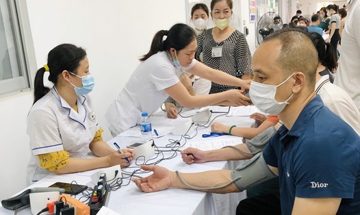 Người lao động được kiểm tra huyết áp trước khi khám chuyên khoa. Ảnh: LĐLĐ huyện Tân Yên
