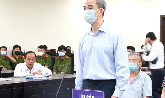 Cựu Giám đốc Bệnh viện Tim Hà Nội Nguyễn Quang Tuấn trình bày lời nói sau cùng. Ảnh: Việt Dũng