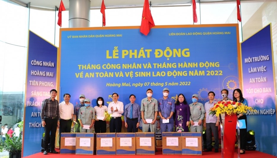 Trao quà cho đoàn viên, người lao động tại Lễ phát động Tháng Công nhân năm 2022. Ảnh: Hải Yến