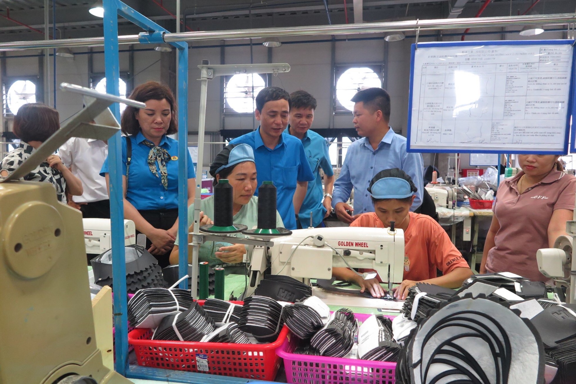 Lãnh đạo Liên đoàn Lao động tỉnh Phú Thọ nắm bắt tình hình đời sống, việc làm của đoàn viên, công nhân lao động. Ảnh: Hoàng Tuấn