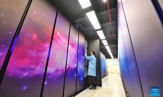 Kiểm tra thiết bị tại Trung tâm siêu máy tính quốc gia ở Thành Đô, tỉnh Tứ Xuyên, Trung Quốc, ngày 14.2.2023. Ảnh: Xinhua