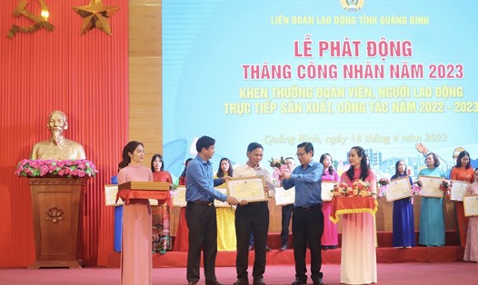 Lãnh đạo LĐLĐ tỉnh Quảng Bình trao bằng khen cho các cá nhân xuất sắc. Ảnh: Hồng Thiệu