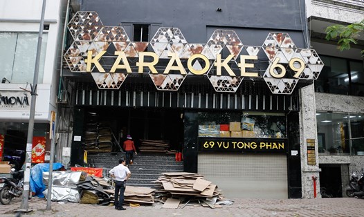 Một quán karaoke trên đường Vũ Tông Phan đang trong quá trình sửa chữa, tháo dỡ. Ảnh: Thu Hiền