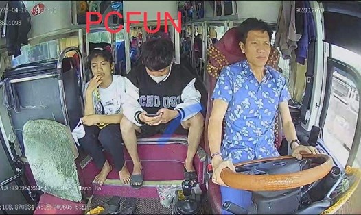 Hình ảnh cháu Hương trên xe khách cùng "người lạ". Ảnh: Mạng xã hội Otofun Quảng Bình