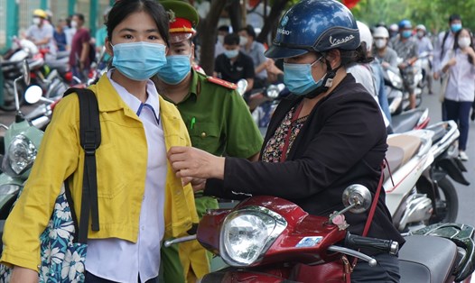 Hải Dương khuyến cáo người dân đeo khẩu trang nơi công cộng phòng dịch COVID-19. Ảnh minh hoạ: Mai Dung