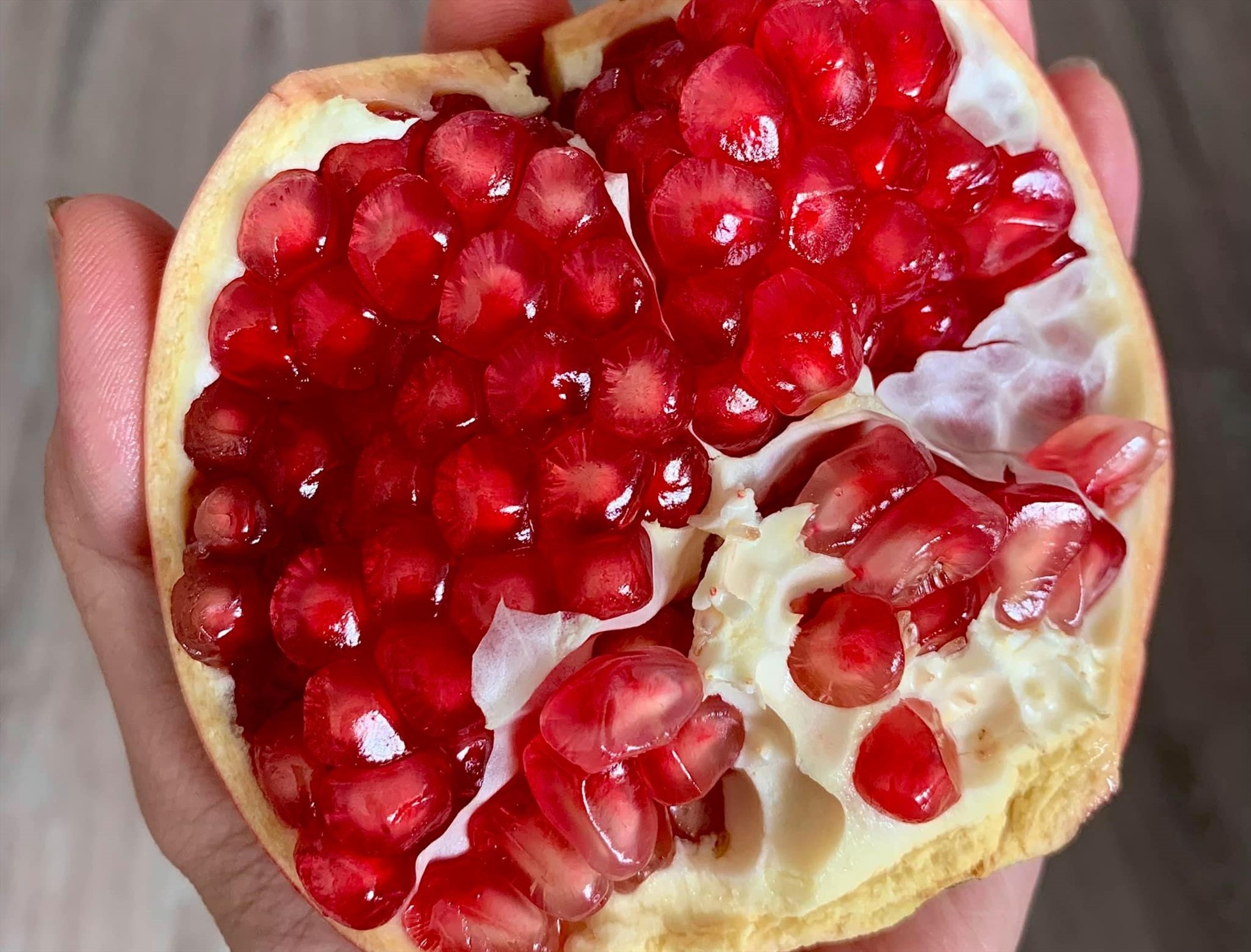 Lựu giúp ổn định huyết áp và tốt cho tim mạch. Ảnh: Phan Anh