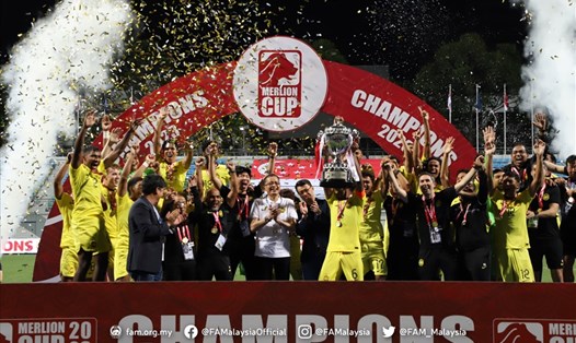 U22 Malaysia và chức vô địch Merlion Cup. Ảnh: FAM