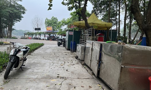 Hàng quán "xẻ thịt" công viên ở Hà Nội. Ảnh: Nguyễn Thúy
