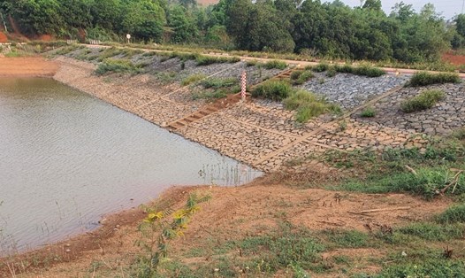 Hồ Tân Vĩnh sau khi nâng cấp, đưa vào sử dụng được mấy tháng thì bị cạn nước. Ảnh: Hưng Thơ