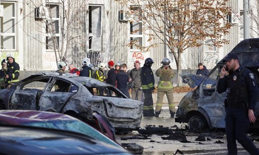 Xe cộ bị phá hủy sau các vụ nổ ở Kiev, Ukraina, ngày 10.10.2022. Ảnh: Xinhua