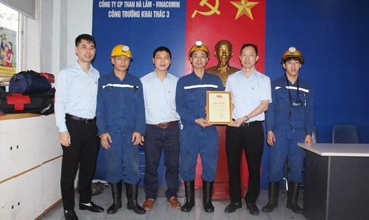 Trao gương “Người thợ mỏ - Người chiến sĩ” cho công nhân Vũ Văn Huy tại Công trường KT3. Ảnh: Truyền thông TKV