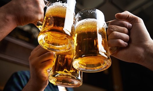 Việt Nam ngày càng bỏ xa các quốc gia khác về mức độ tiêu thụ rượu bia. Ảnh: LDO