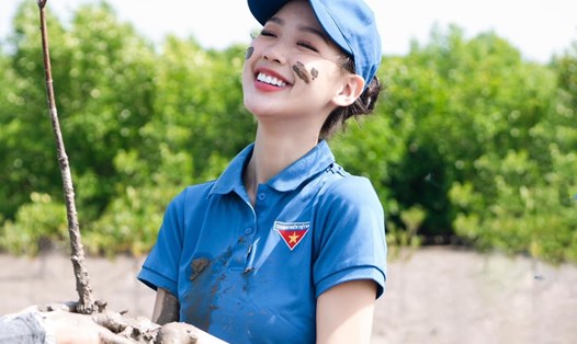 Hoa hậu Bảo Ngọc tham gia trồng rừng ngập mặn tại Cà Mau. Ảnh: Nhân vật cung cấp.