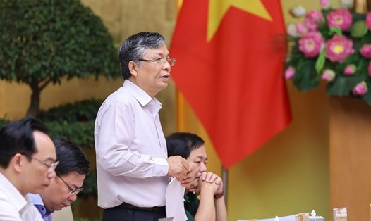 Thứ trưởng Bộ Nội vụ Nguyễn Trọng Thừa báo cáo tại phiên họp. Ảnh: VGP