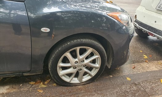 Hàng loạt xe ôtô bị chọc thủng lốp ở Khu đô thị Linh Đàm vào ngày 10.4. Ảnh: Người dân cung cấp