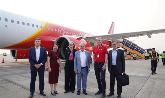 Phó Tổng giám đốc Vietjet Michael Hickey đón đoàn công tác của Bộ trưởng Thương mại và Du lịch Australia, Thượng nghị sĩ Don Farrell tại sân bay Tân Sơn Nhất, TP.HCM.