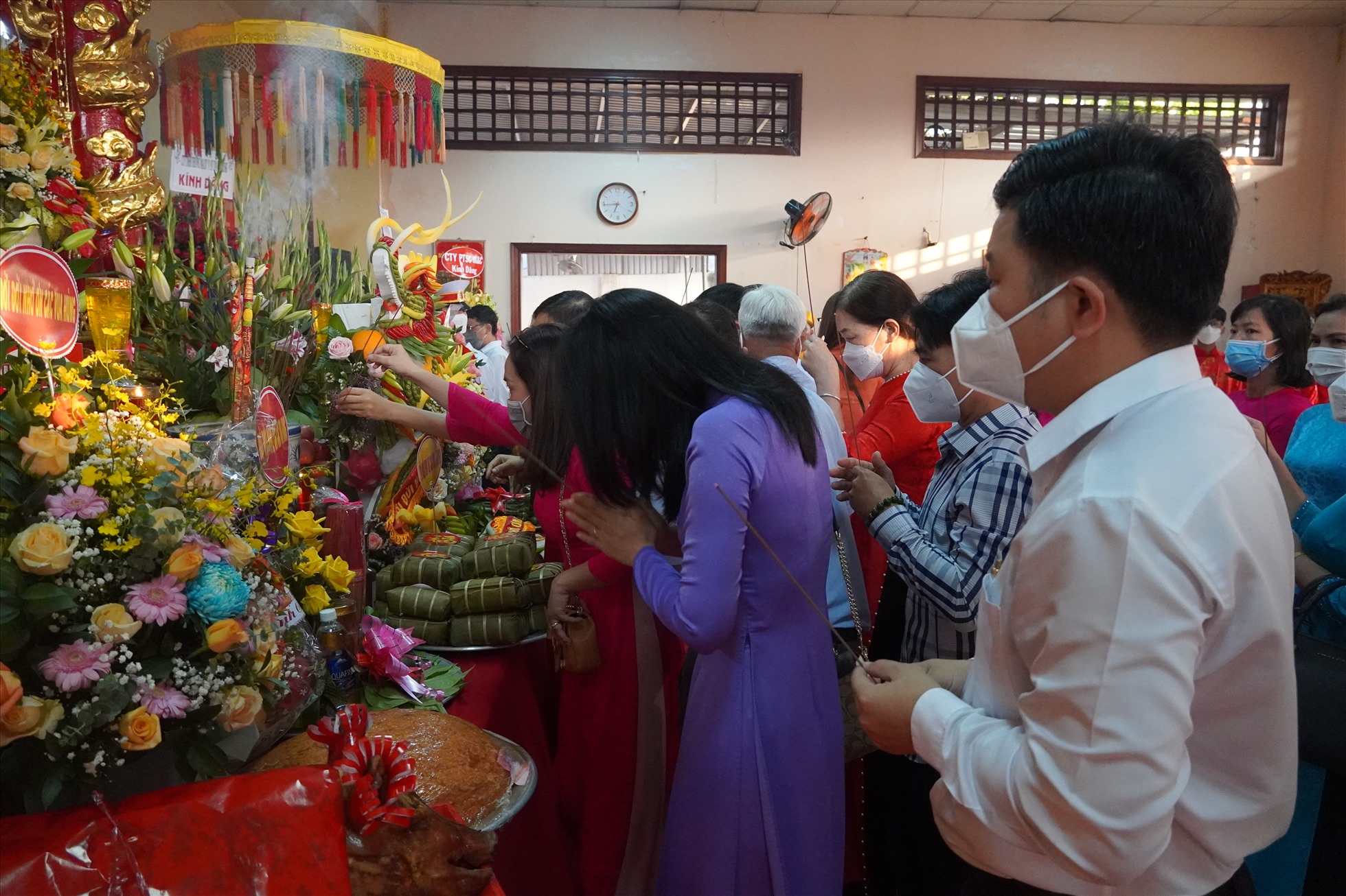 Người dân dâng hương tại Đền thờ Hùng Vương - Mẫu Cửu Thiên vào dịp Giỗ tổ năm 2022. Ảnh: Thành An