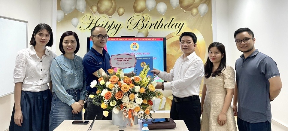Liên đoàn Lao động quận Tây Hồ trao Quyết định kết nạp đoàn viên và thành lập Công đoàn Công ty TNHH Công nghệ số NGS. Ảnh: CĐCS