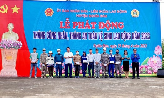 Ban tổ chức trao quà cho các công nhân lao động tại Lễ phát động Tháng Công nhân năm 2023. Ảnh: Quỳnh Trang