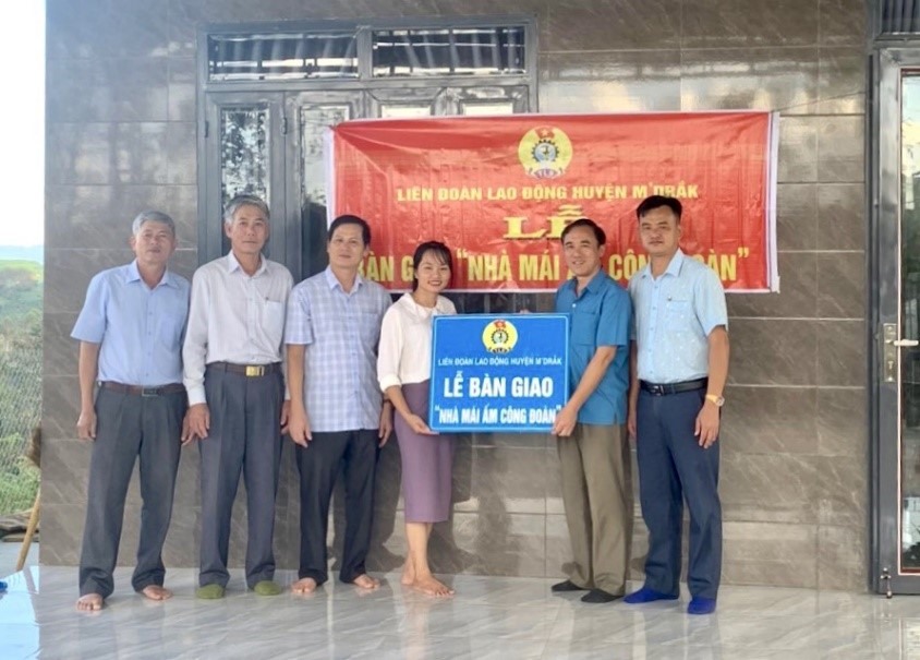 LĐLĐ huyện M’Đrắk bàn giao nhà Mái ấm công đoàn cho chị Trần Thị Ngọc Hương (Trường Phổ thông Dân tộc bán trú THCS Trần Quốc Toản). Ảnh: Công đoàn huyện M'Đrắk