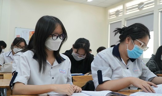 Học sinh trường THPT Bùi Thị Xuân thực hiện đeo khẩu trang ở lớp học trong chiều 19.4. Ảnh: Chân Phúc