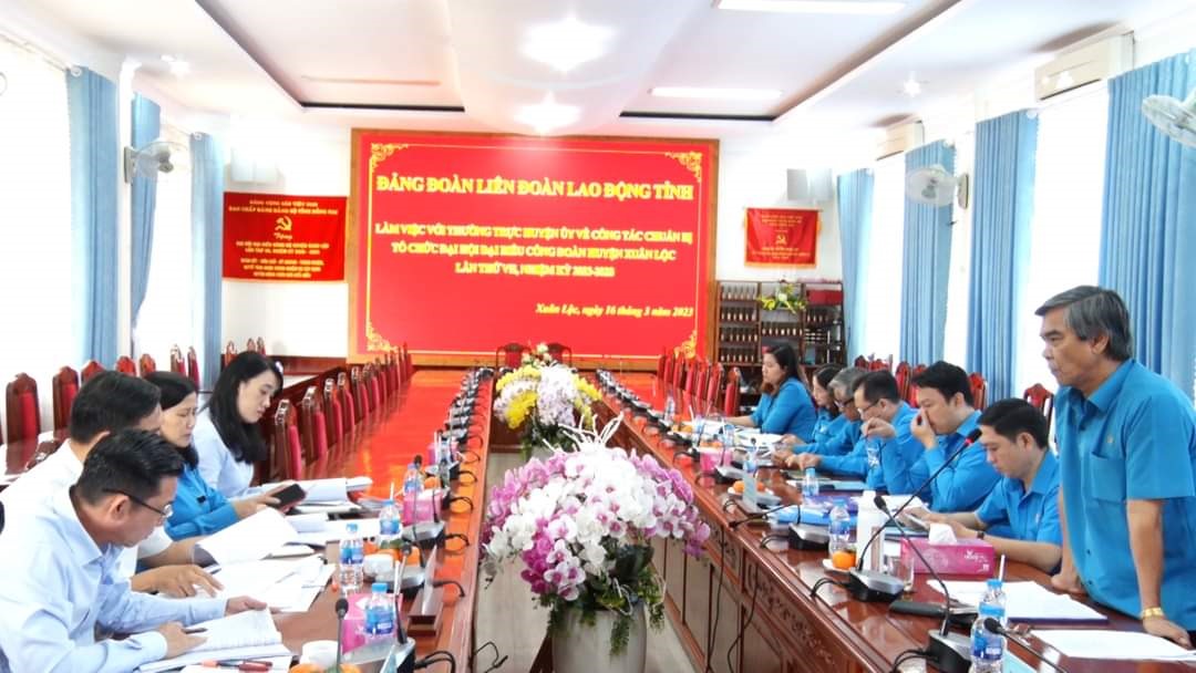 Chủ tịch LĐLĐ huyện Xuân Lộc báo cáo công tác chuẩn bị đại hội. Ảnh: Tiến Dũng