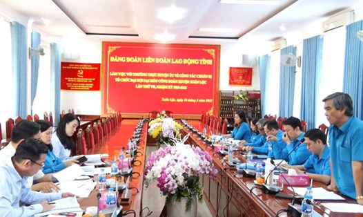 Chủ tịch LĐLĐ huyện Xuân Lộc báo cáo công tác chuẩn bị đại hội. Ảnh: Tiến Dũng