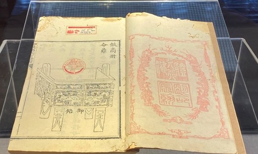 Bản sách cổ “Ngự chế minh văn cổ khí đồ” được hiến tặng và trưng bày tại Bảo tàng Cổ vật Cung đình Huế. Ảnh: Hải Trung